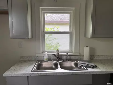 1014 E Broadway St, Centralia, IL 62801 photo 2