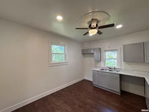1014 E Broadway St, Centralia, IL 62801 photo 5