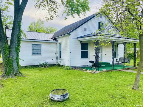 605 N Cedar St, Sandoval, IL 62882