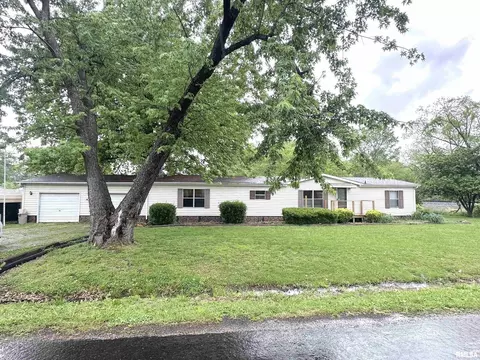 208 E Yung St, Sesser, IL 62884