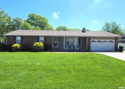 106 Woodland Dr, Salem, IL 62881