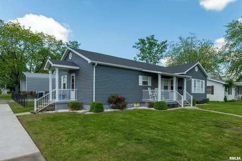 201 N Maple St, Christopher, IL 62822
