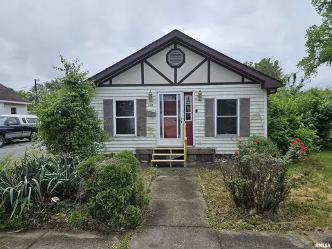 108 Fair Ave, Flora, IL 62839