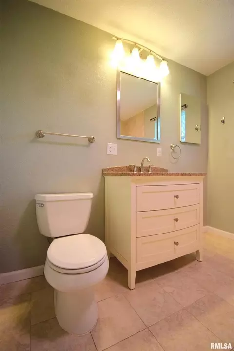 15841 E Fairfield Rd, Mount Vernon, IL 62864 photo 10