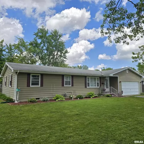 732 W Lovell St, Salem, IL 62881