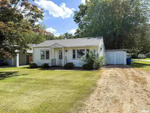 225 Hickory St, Flora, IL 62839