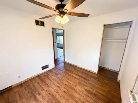 225 Hickory St, Flora, IL 62839 photo 4