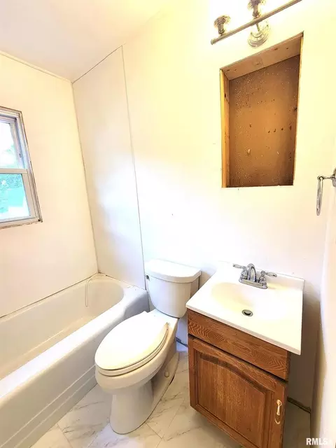 225 Hickory St, Flora, IL 62839 photo 40
