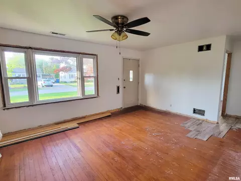 225 Hickory St, Flora, IL 62839 photo 2