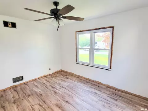 225 Hickory St, Flora, IL 62839 photo 3