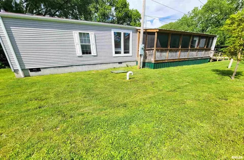 1011 Clan St, Flora, IL 62839