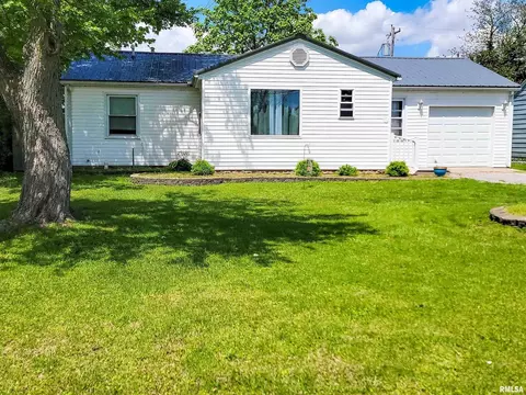 214 W 12th St, Flora, IL 62839