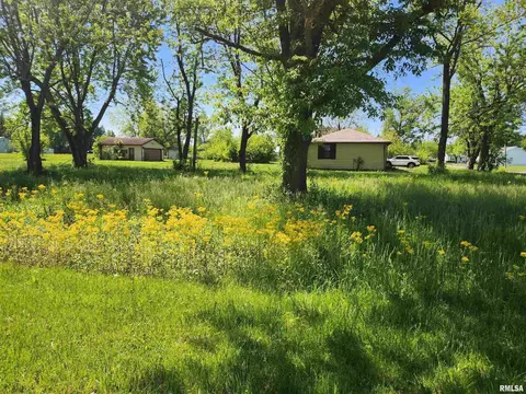 516 E Clay St, Ashley, IL 62808