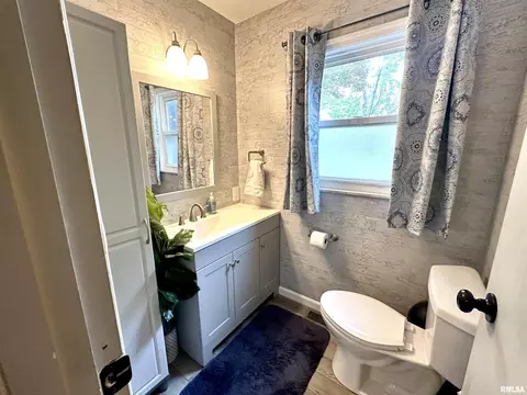 Bath - 1 Estate Dr, Centralia, IL 62801 photo 1 of 4