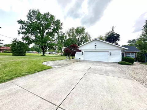 Exterior - 1 Estate Dr, Centralia, IL 62801 photo 8 of 11