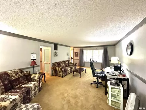 Living - 1 Estate Dr, Centralia, IL 62801 photo 1 of 3