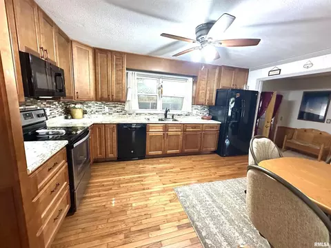 Kitchen - 1 Estate Dr, Centralia, IL 62801 photo 1 of 3