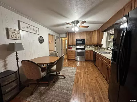 Kitchen - 1 Estate Dr, Centralia, IL 62801 photo 3 of 3