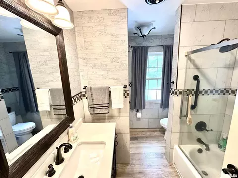 Bath - 1 Estate Dr, Centralia, IL 62801 photo 3 of 4