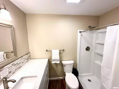 Bath - 1 Estate Dr, Centralia, IL 62801 photo 2 of 4