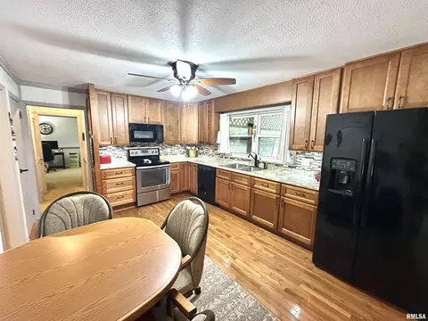 Kitchen - 1 Estate Dr, Centralia, IL 62801 photo 2 of 3