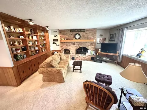 Living - 1 Estate Dr, Centralia, IL 62801 photo 2 of 3