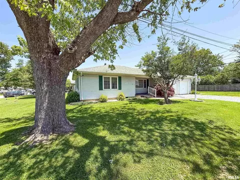 322 Oak St, Flora, IL 62839