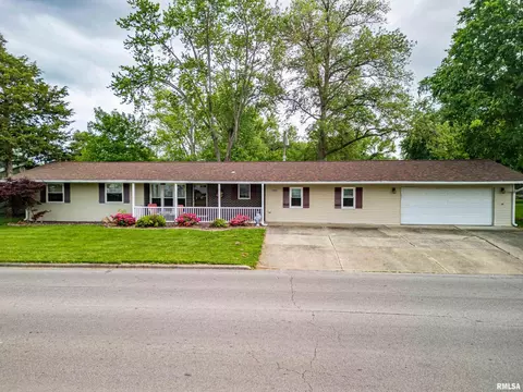 1103 W Boone St, Salem, IL 62881