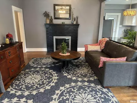 Living - 680 Stratton St, Chester, IL 62233 photo 1 of 1