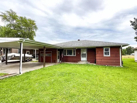 422 East Dr, Flora, IL 62839