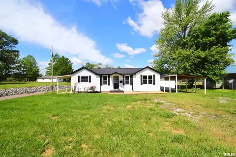 403 S Elm St, Ina, IL 62846