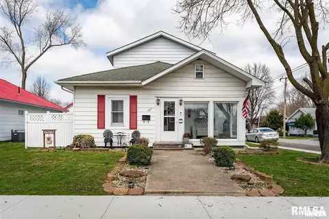 527 E Lawrence St, Benton, IL 62812