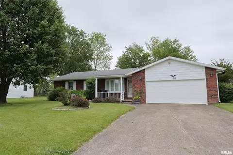 310 Woodland Dr, Salem, IL 62881