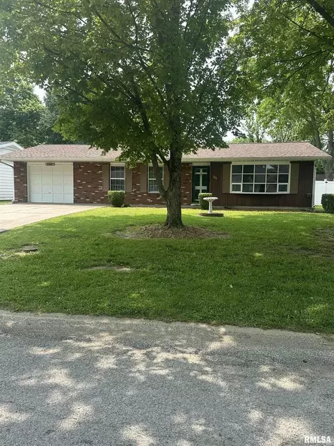 705 Terrace Dr, Du Quoin, IL 62832