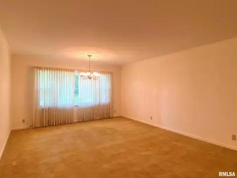 807 W Market St, Christopher, IL 62822 photo 8