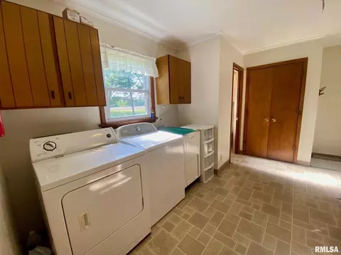 807 W Market St, Christopher, IL 62822 photo 14