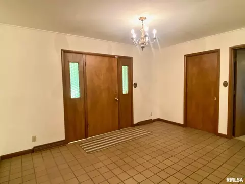 807 W Market St, Christopher, IL 62822 photo 4