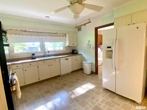 807 W Market St, Christopher, IL 62822 photo 11