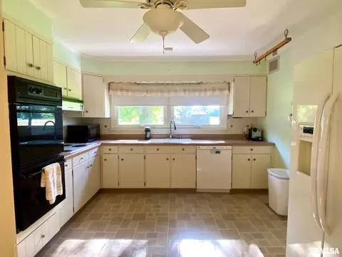 807 W Market St, Christopher, IL 62822 photo 10