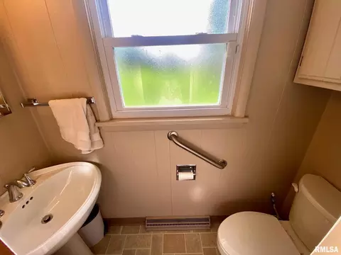 807 W Market St, Christopher, IL 62822 photo 17