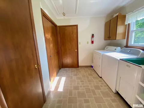 807 W Market St, Christopher, IL 62822 photo 15
