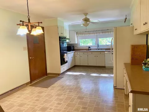 807 W Market St, Christopher, IL 62822 photo 9