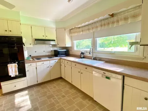 807 W Market St, Christopher, IL 62822 photo 12