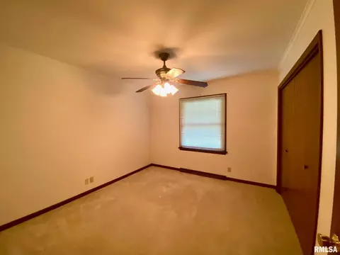 807 W Market St, Christopher, IL 62822 photo 18