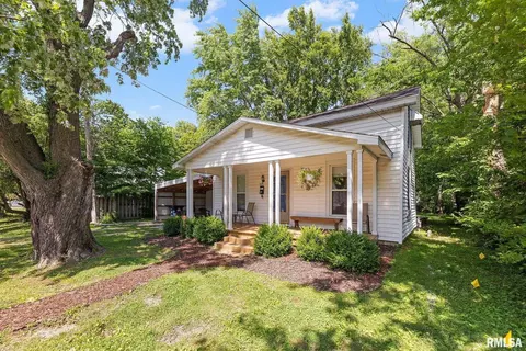 416 S Maple St, Salem, IL 62881