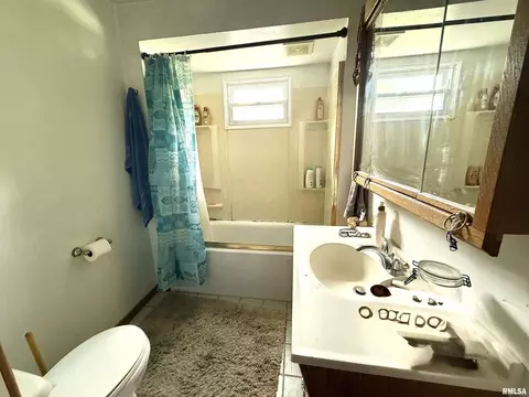 Bath - 401 S 7th St, Herrin, IL 62948 photo 1 of 2
