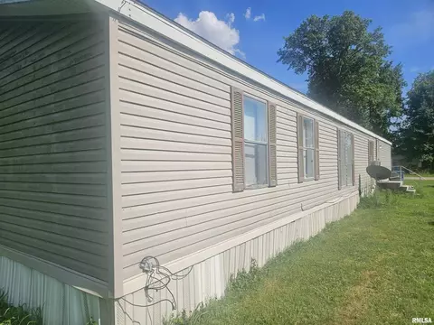 120 E 1st St, Bonnie, IL 62816
