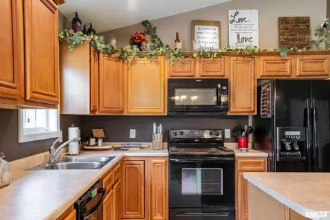 1807 W Cherry St, Herrin, IL 62948 photo 3