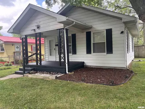 1307 S Maple St, Centralia, IL 62801