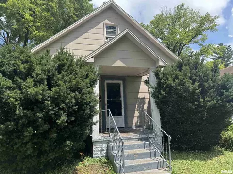 1317 S Cherry St, Centralia, IL 62801